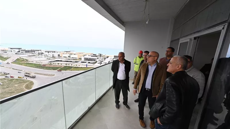 وزير الإسكان يتجول بالمنطقة الشاطئية وكمبوند 