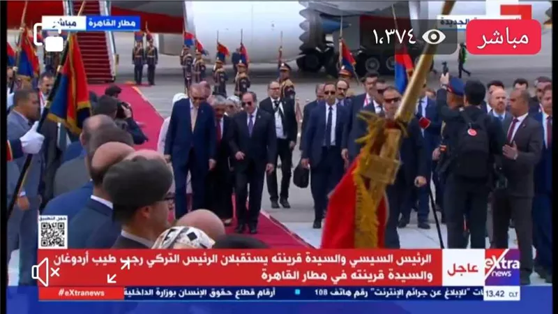 الرئيس السيسي يستقبل نظيره التركي بمطار القاهرة