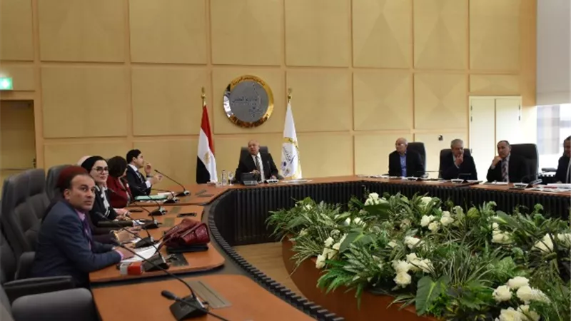 الوزير يستعرض استراتيجية وخطط ومشروعات الوزارة في نطاق المحافظة