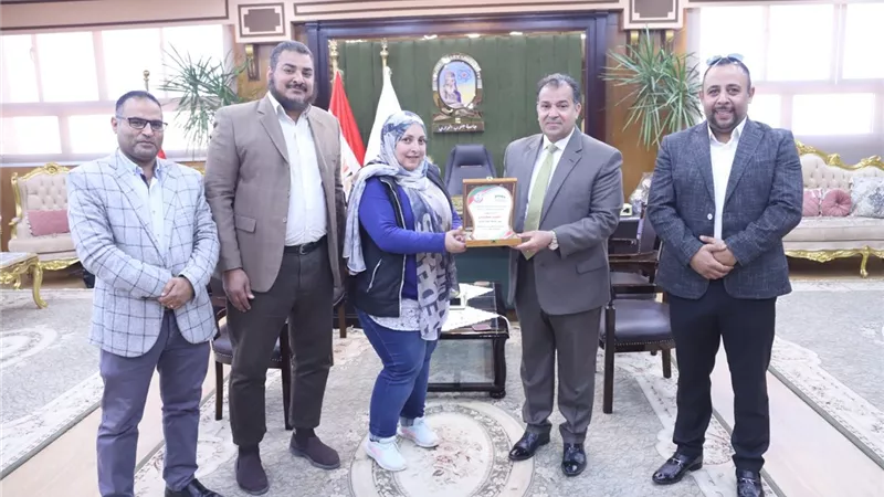رئيس جامعة جنوب الوادي يستقبل وفد المركز الاقليمي لنقل الدم بقنا