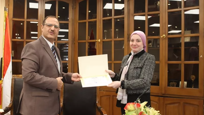 آداب عين شمس تكرم رؤساء الأقسام بالكلية تقديراً لجهودهم