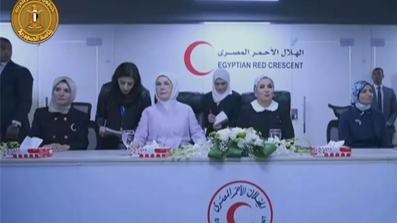 السيدة انتصار السيسي وقرينة الرئيس التركي تستمعان لشرح وافٍ عن مؤسسة حياة كريمة