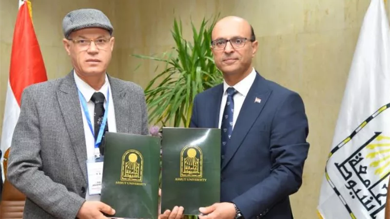 رئيس جامعة أسيوط يوقع أربعة برتوكولات تعاون في مجالات البيئة