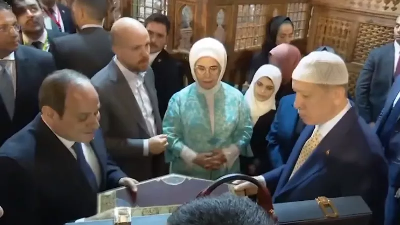 الرئيس السيسي وقرينته وأردوغان وحرمه يزورون مسجد وضريح الإمام الشافعي بالقاهرة