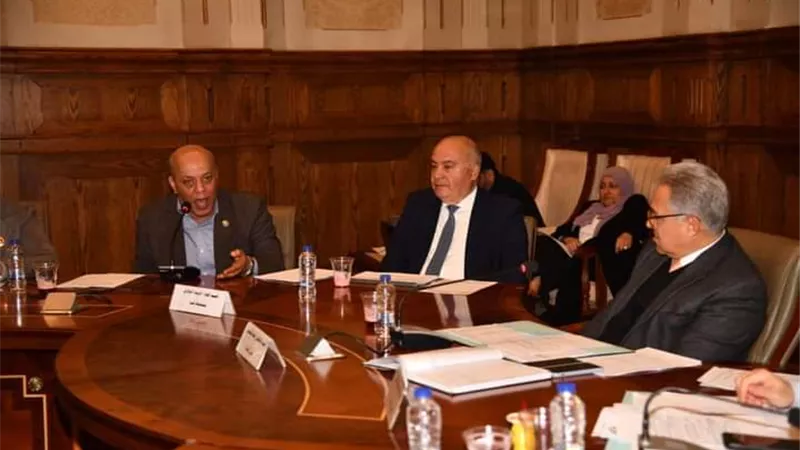 نائب قنا يطالب بتسوية موقف عمال اليومية والصناديق الخاصة