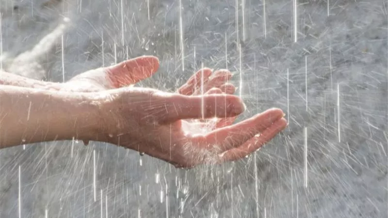 هل تفتح أبواب السماء عند نزول المطر؟