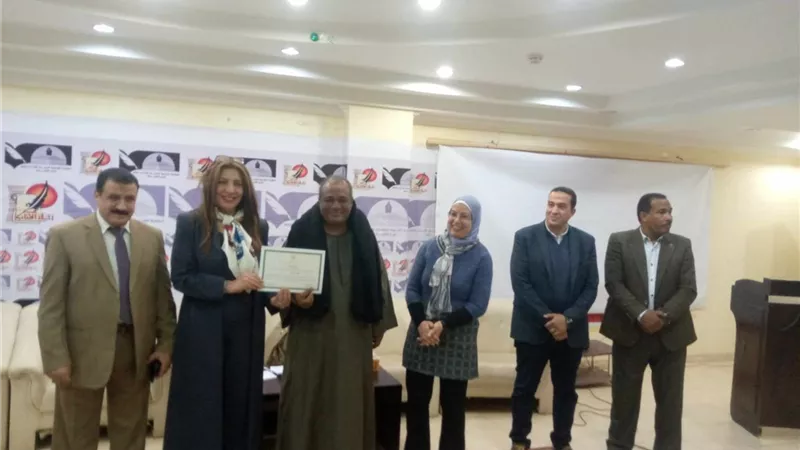 وزارة الثقافة تكرِّم الشاعر عادل صابر أمير فن الواو بالصعيد