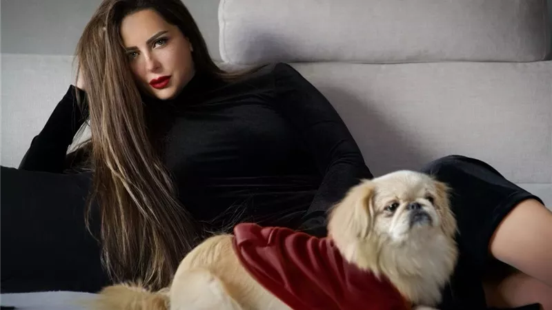 ريم مصطفى برفقة كلبها فى جلسة تصوير بفستان أسود أنيق