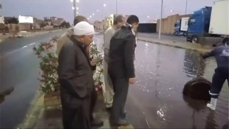 ️مياه البحر الاحمر تواصل سحب مياه الأمطار بمدينة سفاجا