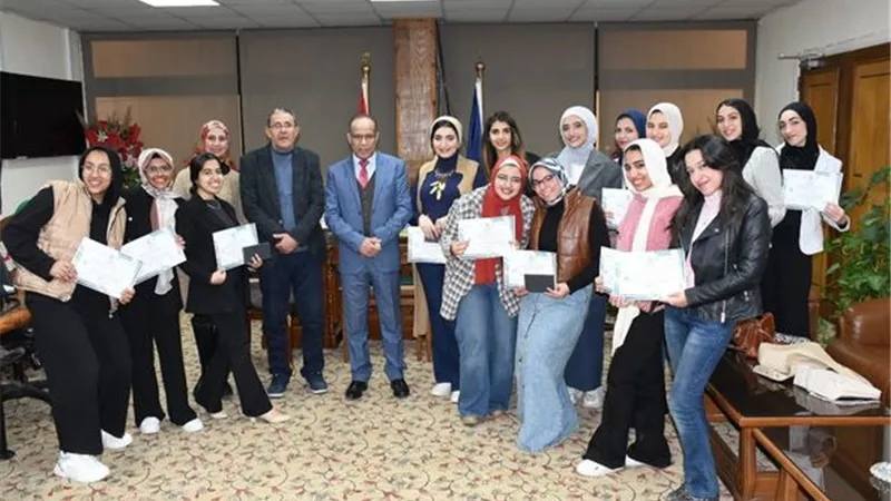 نائب رئيس جامعة القناة يُكرم طالبات دورة الإذاعةباللغة الإنجليزية