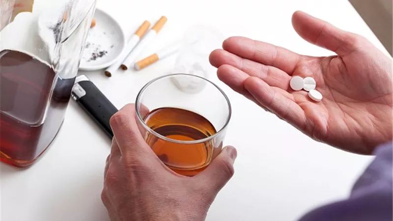 خبراء: تناول بعض الأدوية مع الكحول يعرضك للخطر