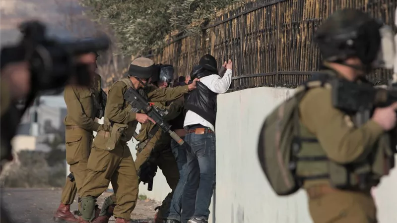 قوات الاحتلال تعتقل فلسطينيين من نابلس بالضفة الغربية