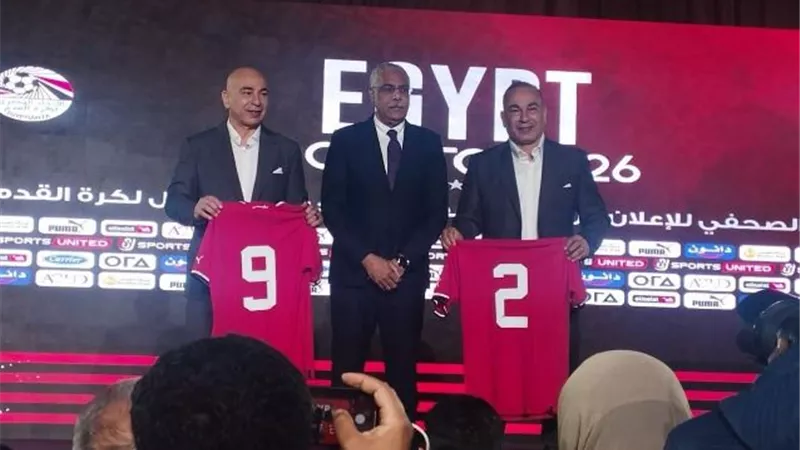 رئيس اتحاد الكرة يهدى التوأم تيشيرتات منتخب مصر