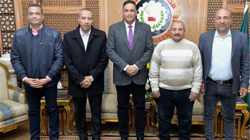 محافظ الدقهلية يكرم عامل منع دخول سياره محملة بمخلفات طبية خطرة