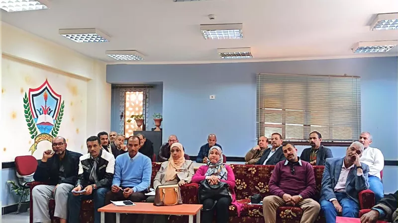 مجموعات الدعم المدرسي وتفعيل الغياب الإلكتروني بتعليم قنا