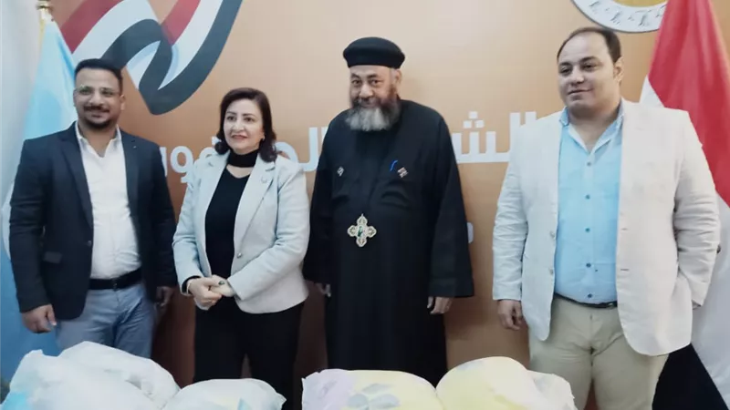 نائبة الشعب الجمهوري توزع الألحفة على الأسر فى قنا