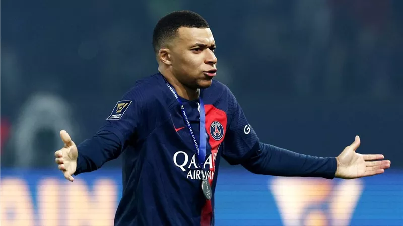 نجم ريال مدريد يثير الجدل بشأن التعاقد مع مبابي