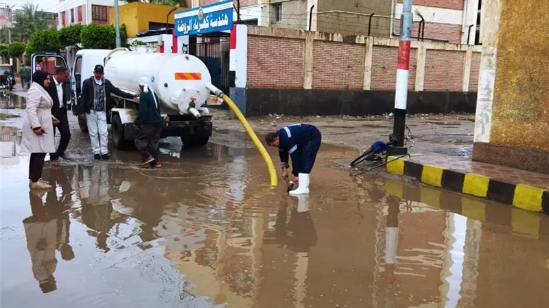محافظ دمياط تتابع جهود رفع تجمعات الأمطار