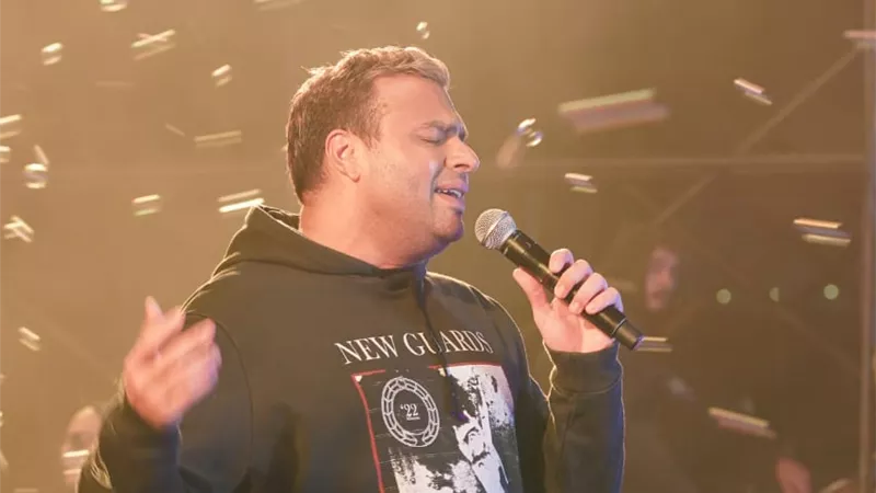 رامي صبري يتألق في حفل عيد الحب ويرفع شعار كامل العدد