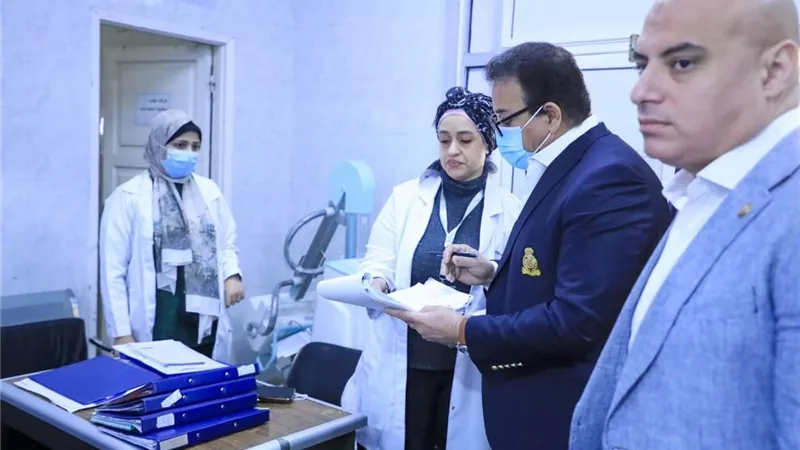 وزير الصحة يتفقد مستشفى الشروق ويوجه باحالة مدير المستشفى للتحقيق