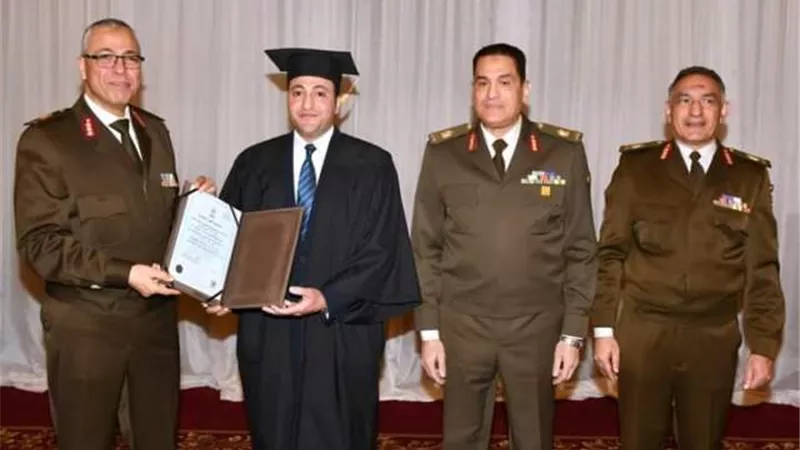 الأكاديمية الطبية العسكرية تنظم مراسم تسليم الشهادات العلمية وتكريم المتميزين من الأطباء العسكريين والمدنيين