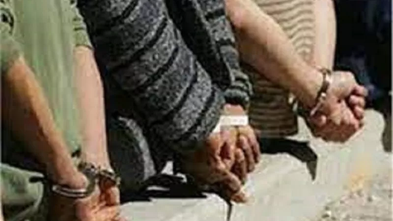 ضبط 3 أشخاص لتعديهم على عاطل ب 