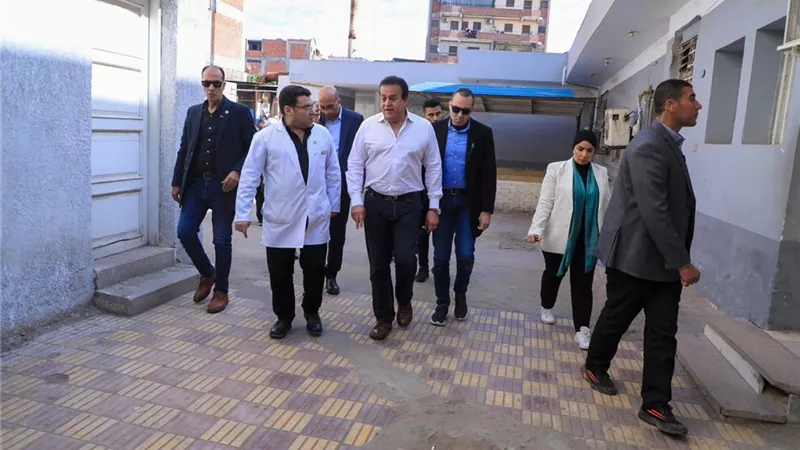 وزير الصحة : التحقيق مع الغائبين بمستشفي قويسنا وينتقد حالة الأسِرَّة
