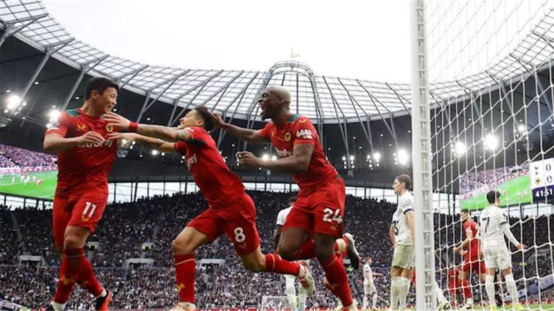 ولفرهامبتون يفوز علي توتنهام بثنائية في الدوري الإنجليزي