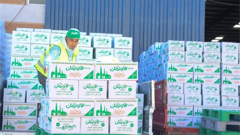 البدء فى تجهيز وتعبئة كراتين رمضان ببنى سويف