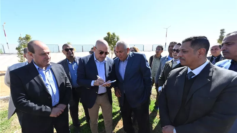 وزير الإسكان ومحافظ الوادى الجديد يتفقدان حديقة 30 يونيو الترفيهية