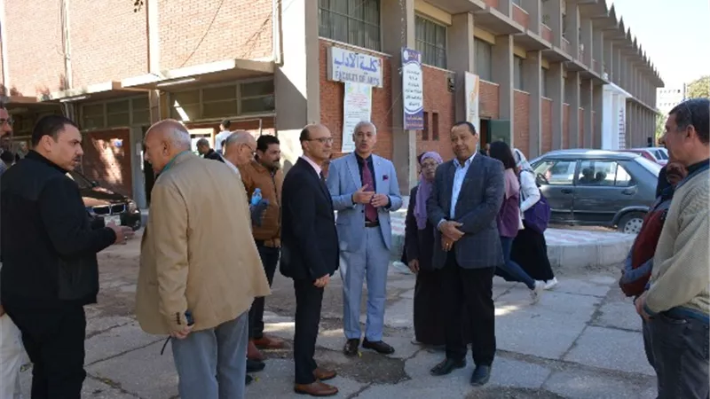 الدكتور المنشاوي يتابع ميدانياً أعمال التطوير بكلية الآداب