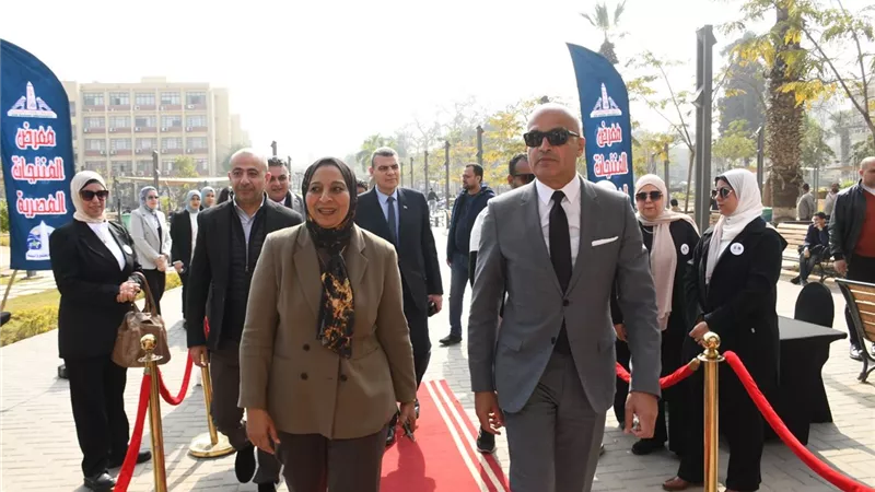 رئيس جامعة عين شمس يفتتح معرض منتجات الشركات المصرية