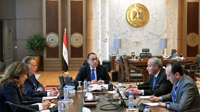 رئيس الوزراء يتابع جهود توفير السلع الأساسية والمكون الدولاري المطلوب لزيادة المعروض