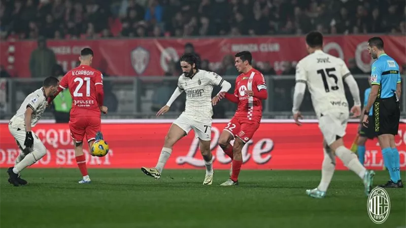 ميلان يسقط فى فخ الهزيمة أمام مونزا برباعية في الدوري الإيطالي