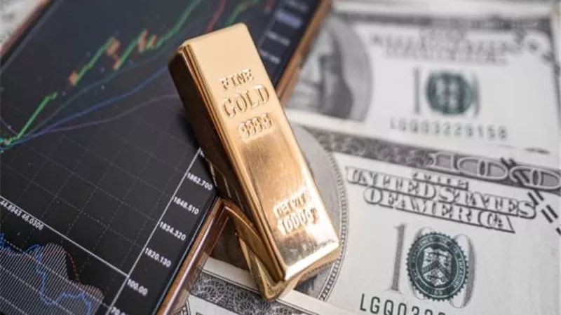 مدعوم بتراجع الدولار.. الذهب يقترب من أعلى مستوى في أسبوع
