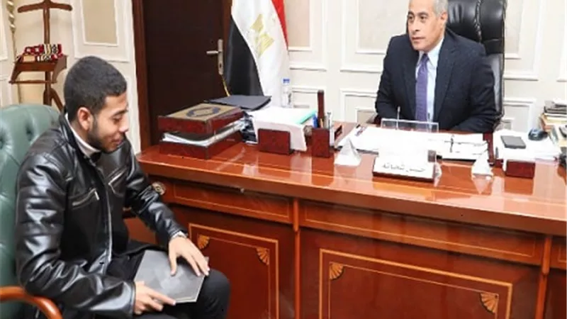 وزير العمل يستقبل شاب من ذوي الهمم ويوفر له وظيفة براتب 4000 جنيه