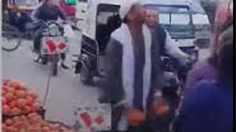 اعاد مشهد تمرات معركة تبوك رمى البرتقال على شاحنات المُساعدات