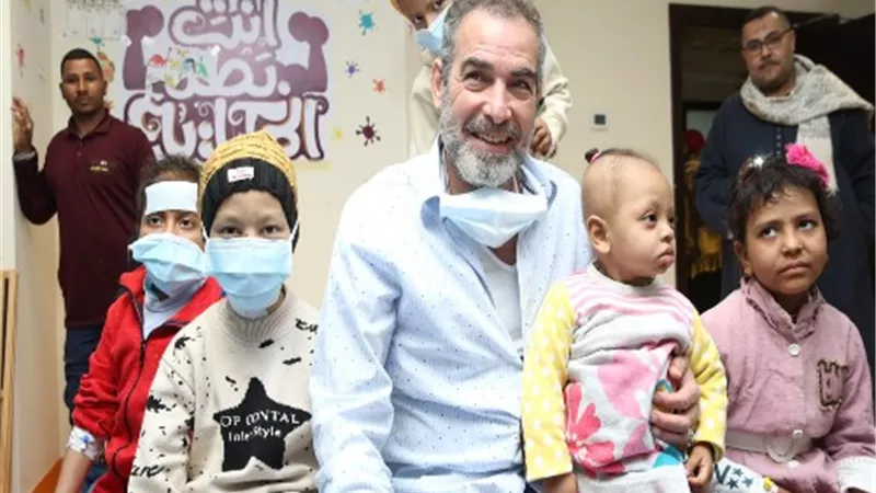 الفنان أحمد عبد العزيز يدعم الأطفال مرضى السرطان بأورام الأقصر