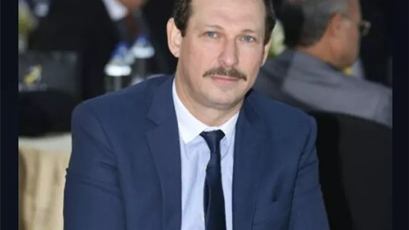 أيمن الشيوى يعترض على جمهور معهد الفنون المسرحية