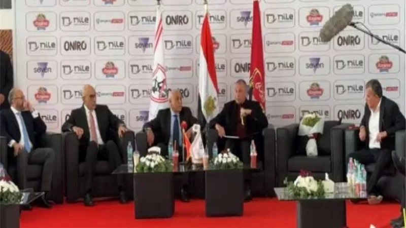 باقة ورد على مقعد العامرى فاروق أثناء زيارة مجلس الاهلى لنادى الزمالك