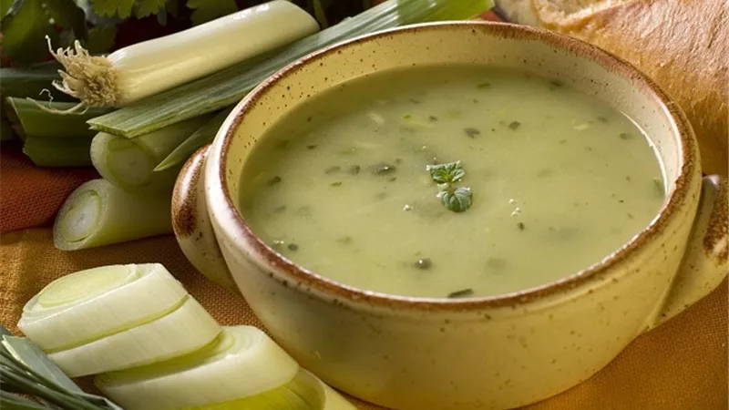 طريقة عمل شوربة البطاطس المشبعة