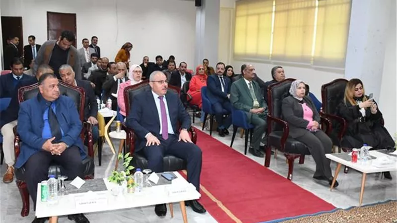 رئيس جامعة القناة يشهد مناقشة رسالة دكتوراه بمعهد الدراسات