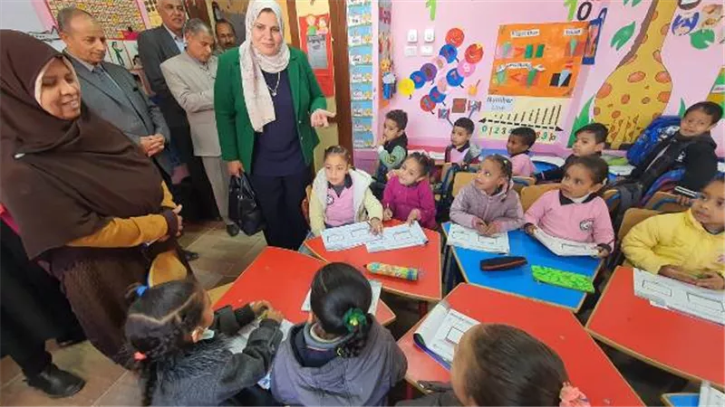 جيهان علام بوزارة التعليم فى جولة بمدارس الأقصر
