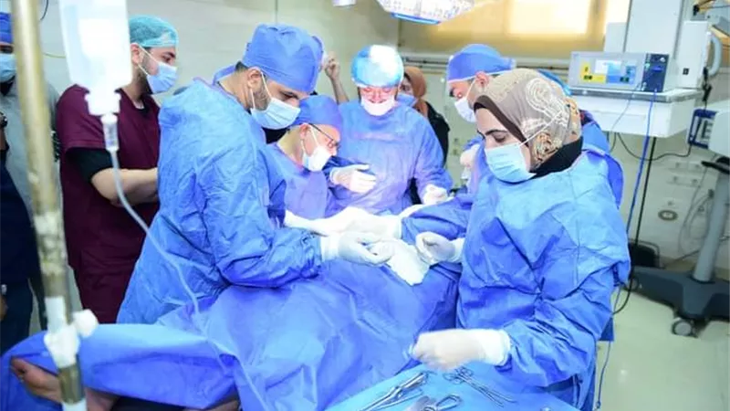 النعماني يواصل إجراء عملياته الجراحية لطفلة مصاب بشلل ولادي