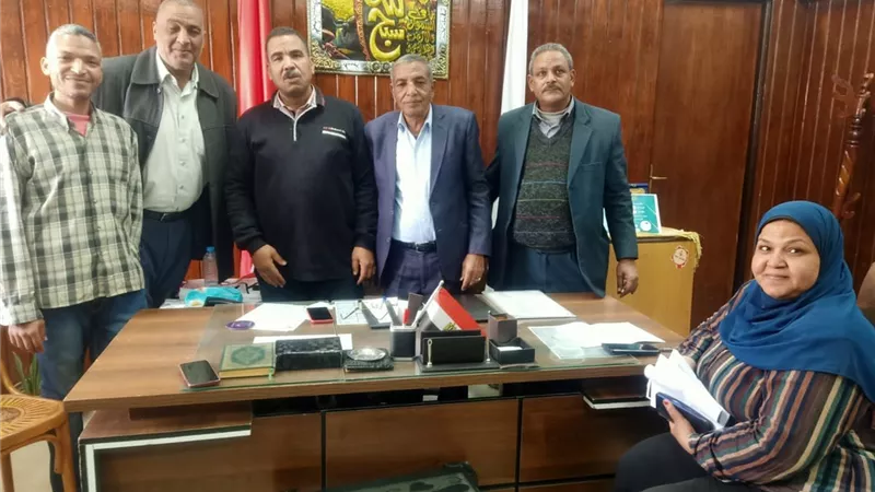 نقابة معلمى قوص يشيد بفريق دفع المستحقات المالية للعاملين