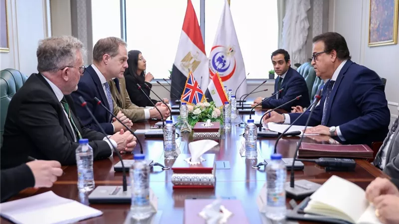وزير الصحة يبحث التعاون مع السفير البريطاني بالقاهرة