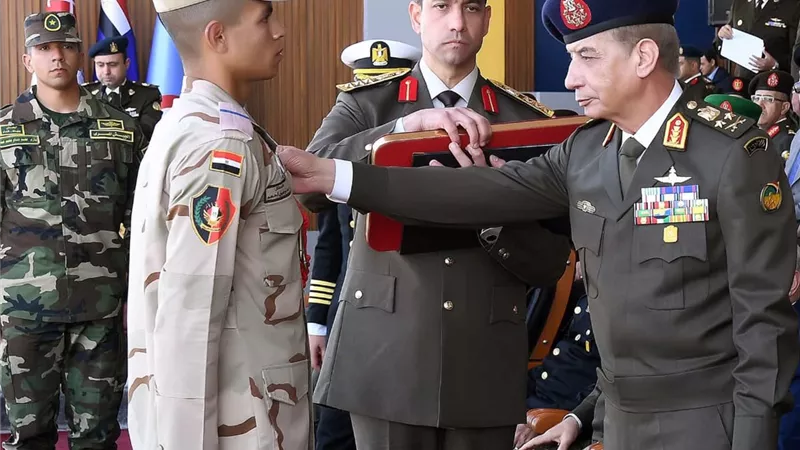 وزير الدفاع يشهد حفل إنتهاء فترة الإعداد العسكرى لطلبة الأكاديمية المصرية والكليات العسكرية