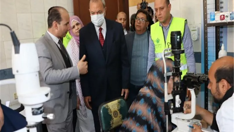 محافظ القليوبية يتفقد القافلة الطبية المجانية للرمد في بنها