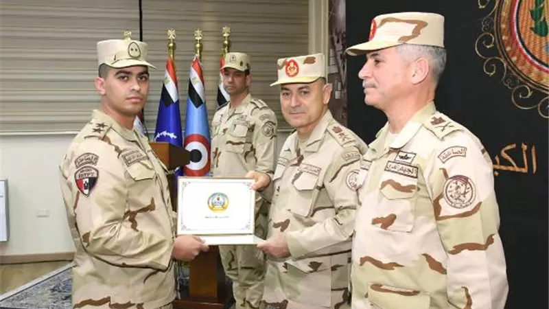 رئيس الأركان يكرم عددا من المتميزين من أبناء القوات المسلحة