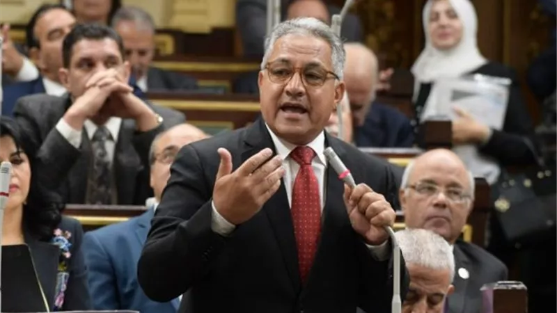 السجيني: المسئول لازم يذاكر.. 